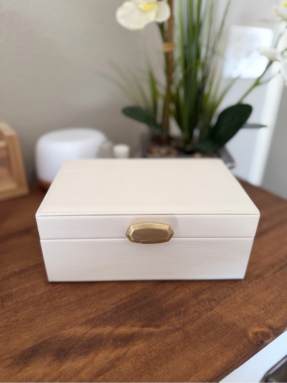 Kendra Scott Cream Jewelry Box with Gold Clasp